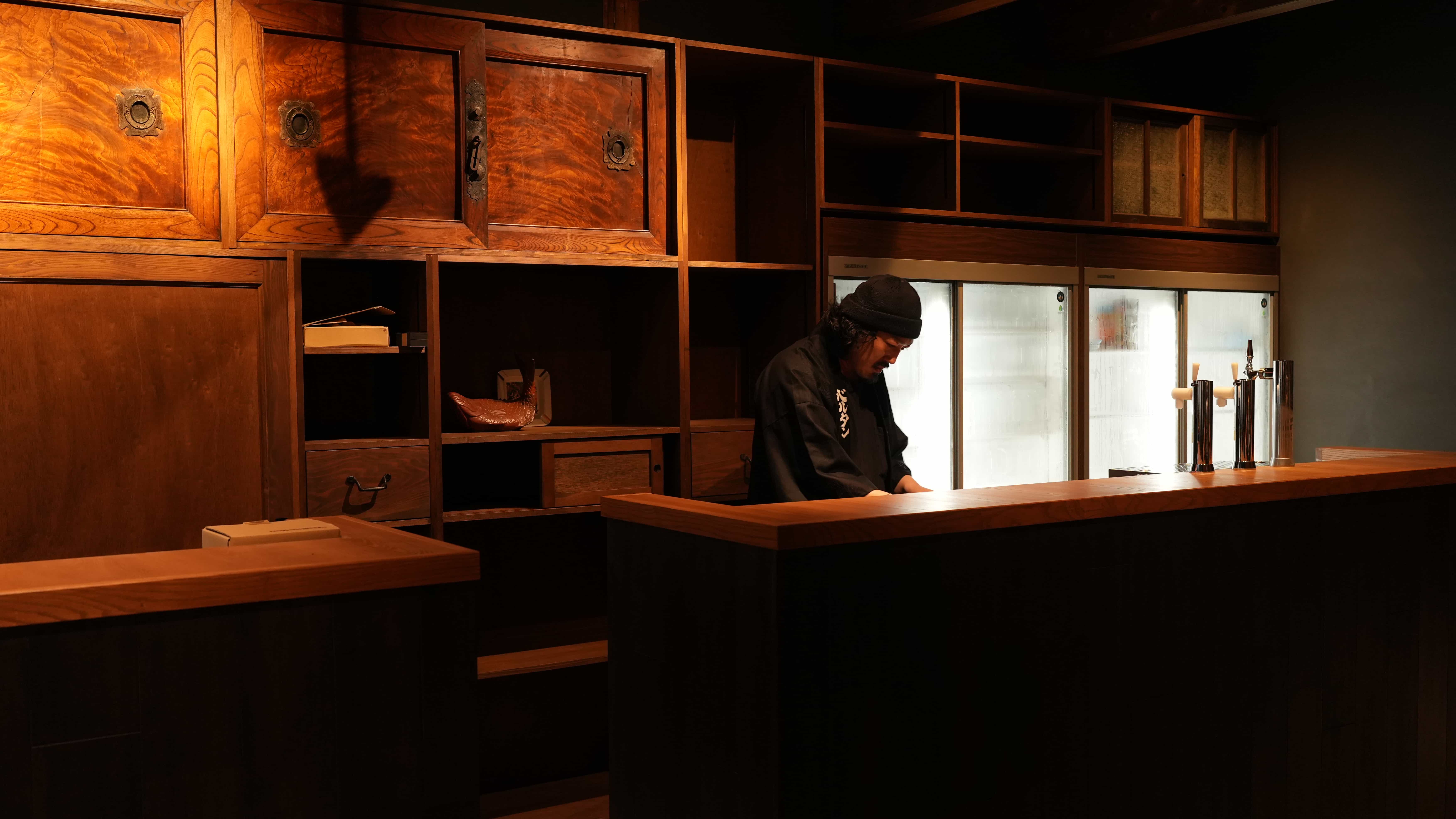 料理人と古材の棚